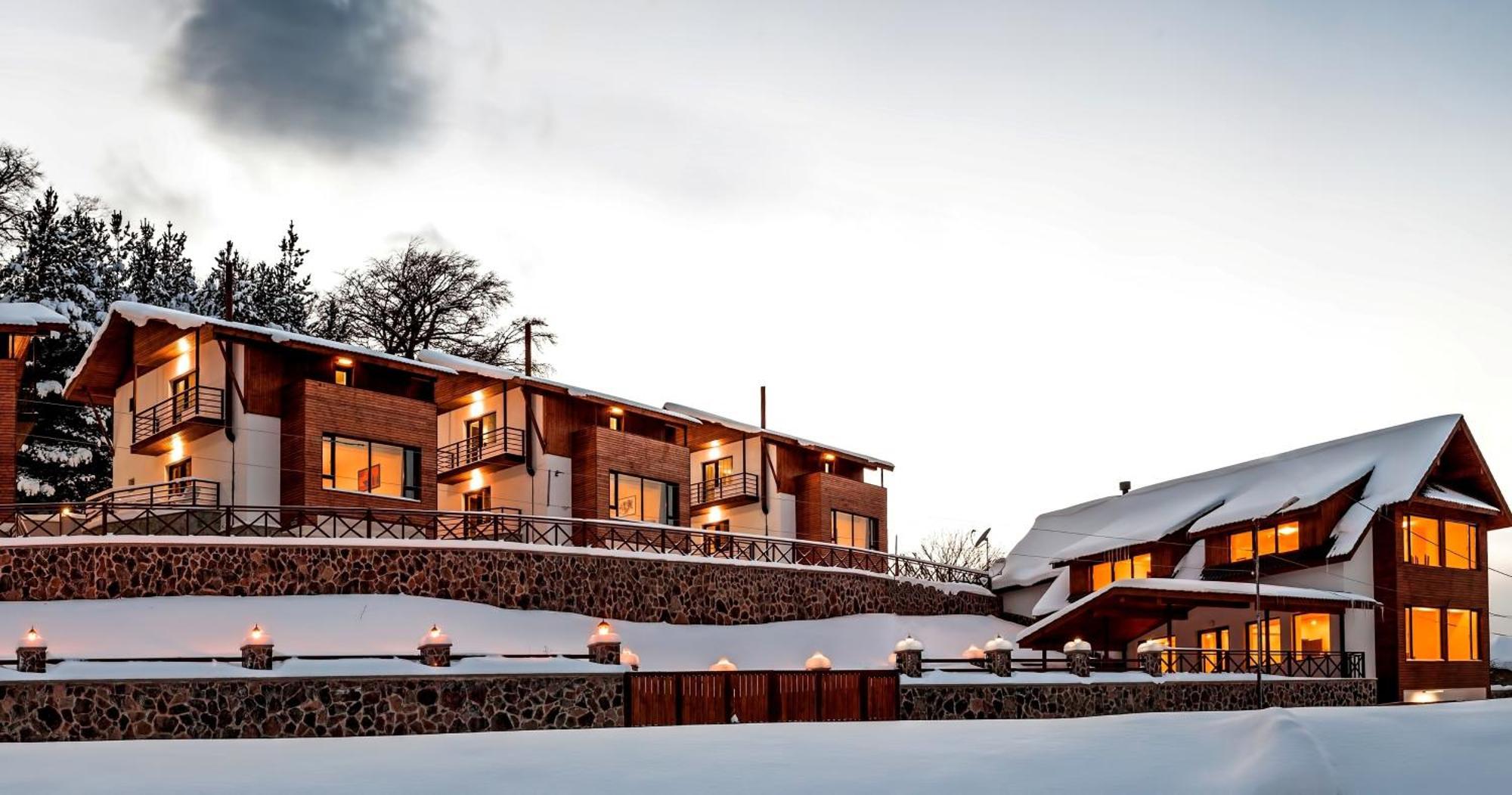 Crystal Hill Resort Bakoerjani Buitenkant foto