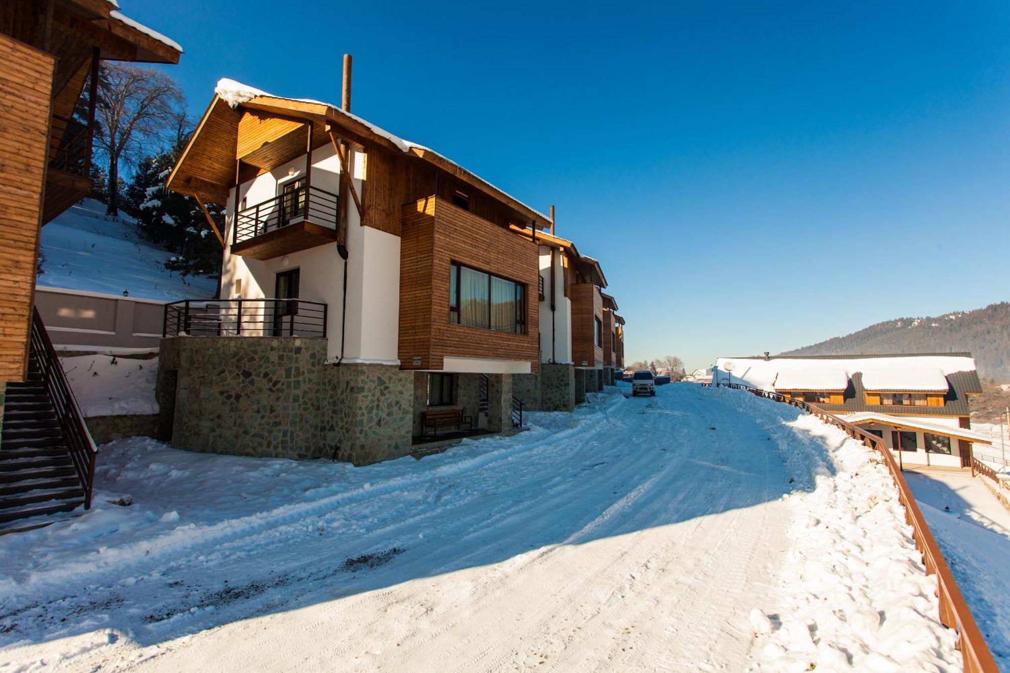 Crystal Hill Resort Bakoerjani Buitenkant foto